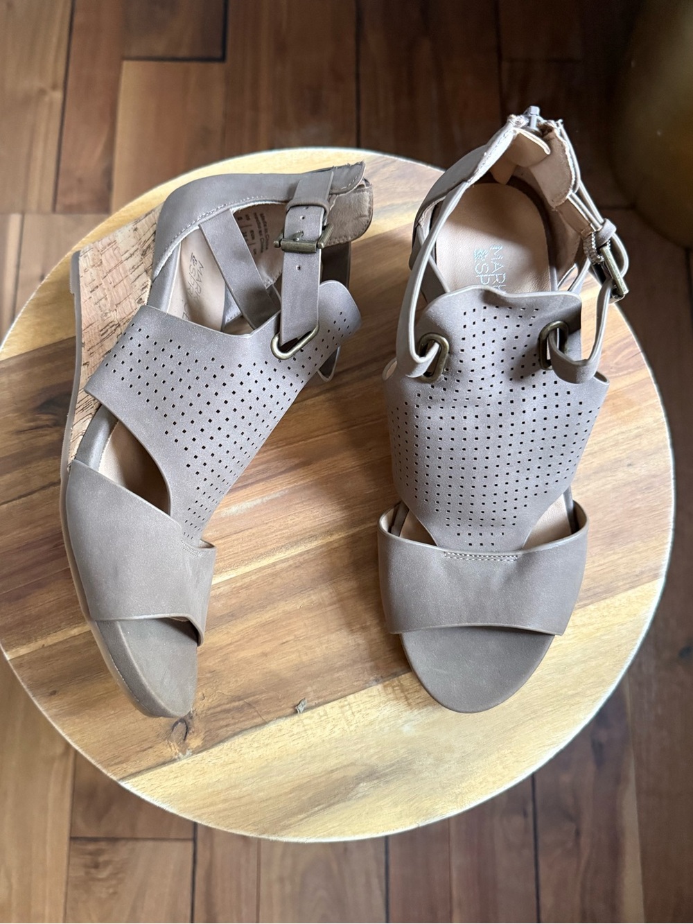 Market & Spruce Perforated Wedge Heeled Sandals NWOB Sz: 8